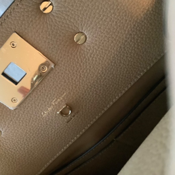 Salvatore Ferragamo Médium Studio Top Handle Bag - Picture 11 of 16
